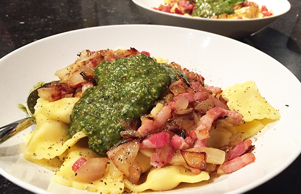 Ravioli met spek, ui en pesto