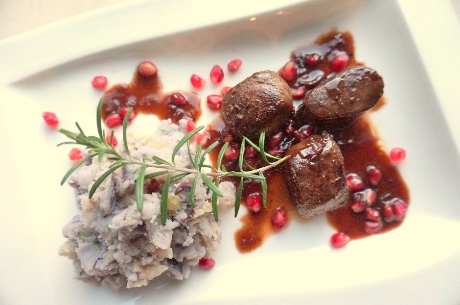 Haasfilet met granaatappel-kaneeljus en truffelaardappelpuree met spitskool