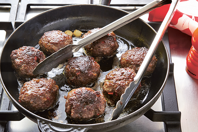 Gehaktballen met kruidnootjes, rozijnen en rode peper