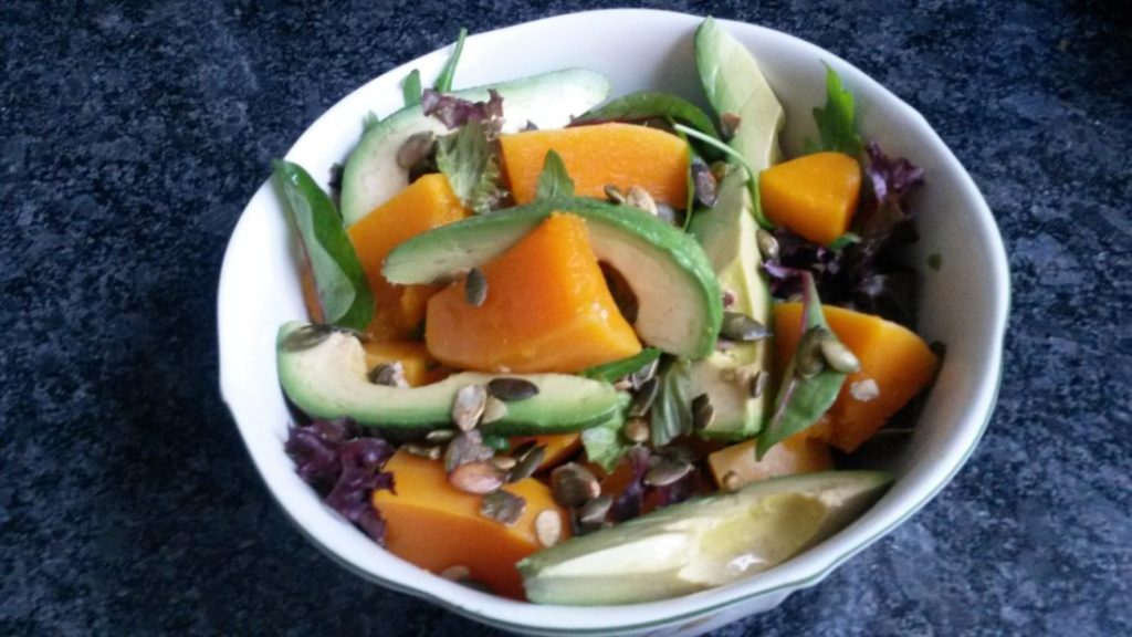 Pompoensalade met avocado en pompoenpitten