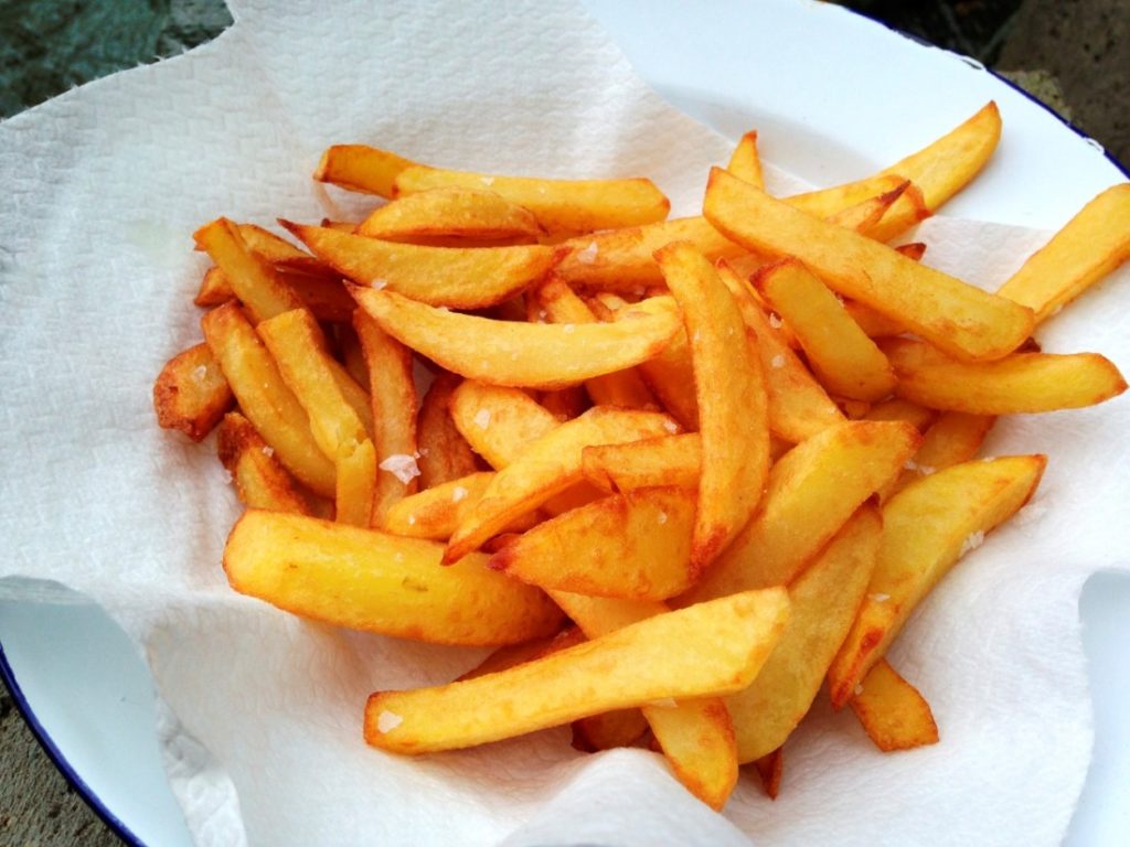 Zelfgemaakte friet met mayonaise