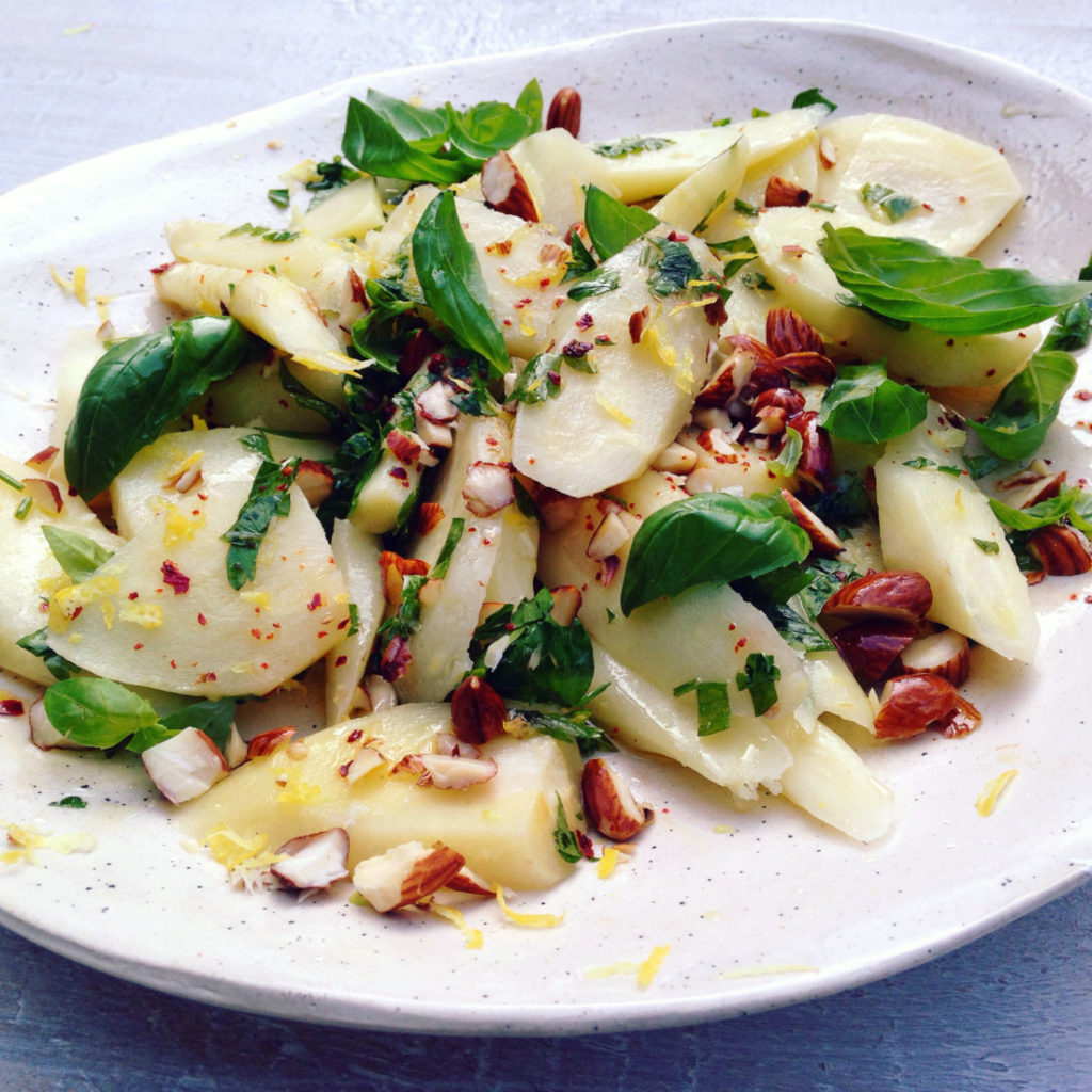 Frisse pastinaaksalade met amandelen