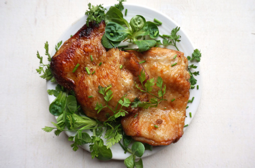 Kippendijtjes met knoflook en verse kruidensalade