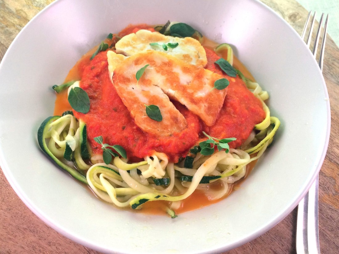 Courgettespaghetti met tomatenpaprikasaus en halloumi Uit de keuken