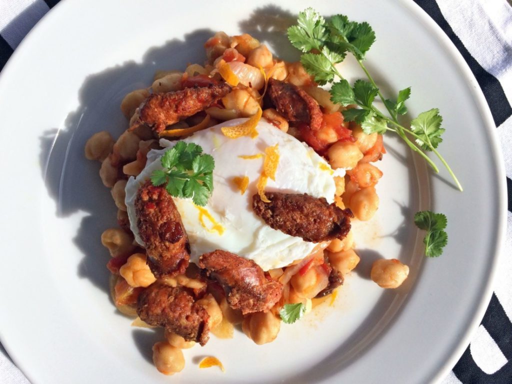 Kikkererwten met chorizo en een gepocheerd ei