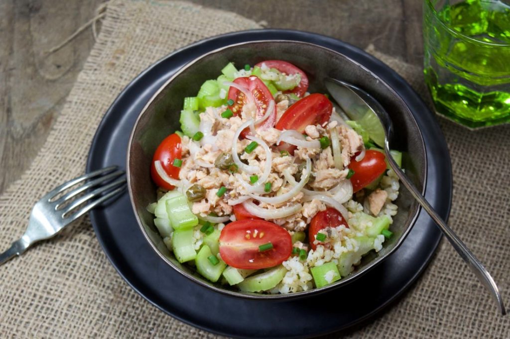 Zilvervliesrijstsalade met groente en zalm