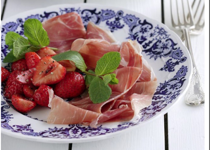 Parmaham met aardbeien in balsamicodressing