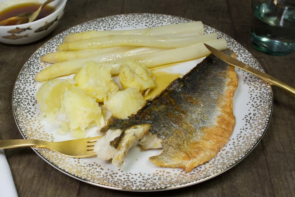 Asperges met zeebaars en bruine boter