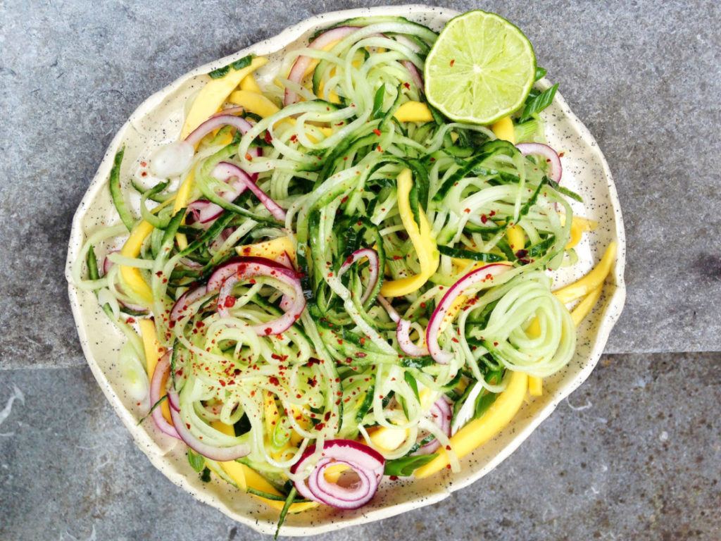 Californische komkommerspaghetti met mango