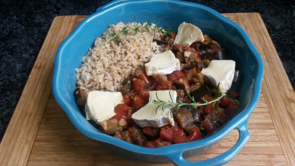 Auberginestoof met rozemarijn en camembert