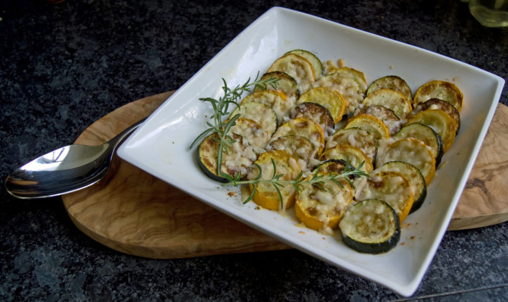 Gegrilde en gegratineerde courgettes