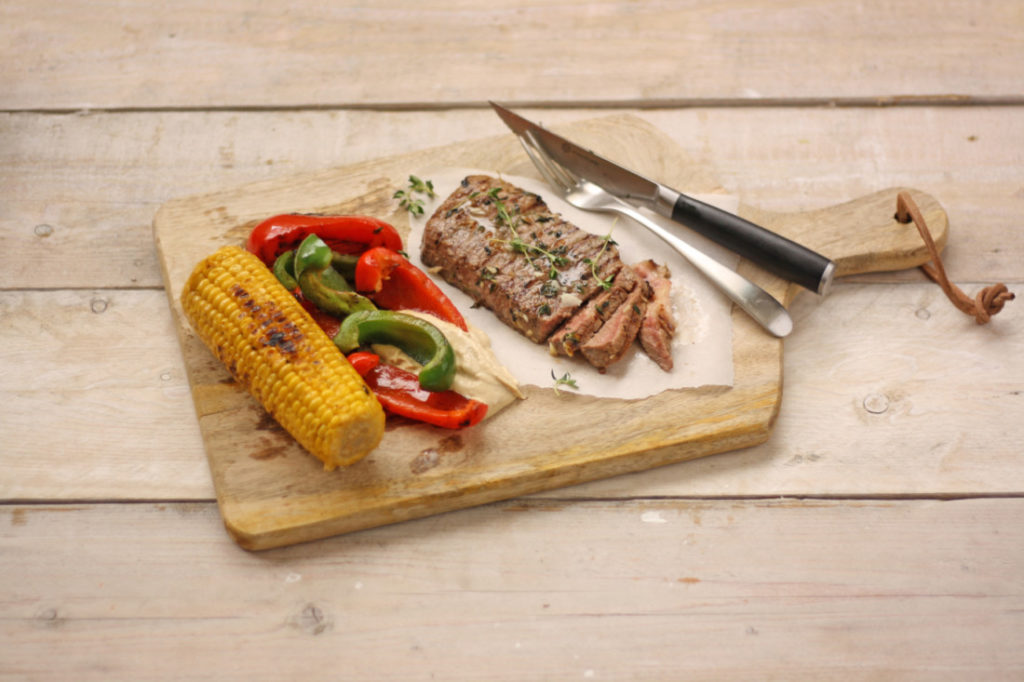 Entrecote met paprika en maïs van de barbecue