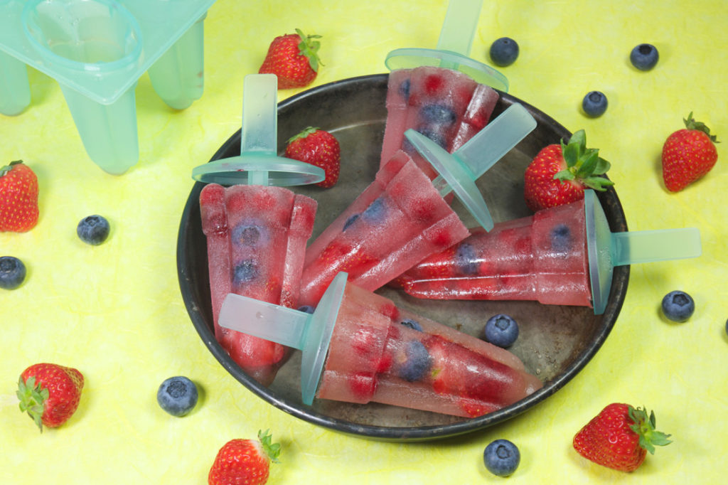 Vlierbloesemijs raketjes met zomerfruit
