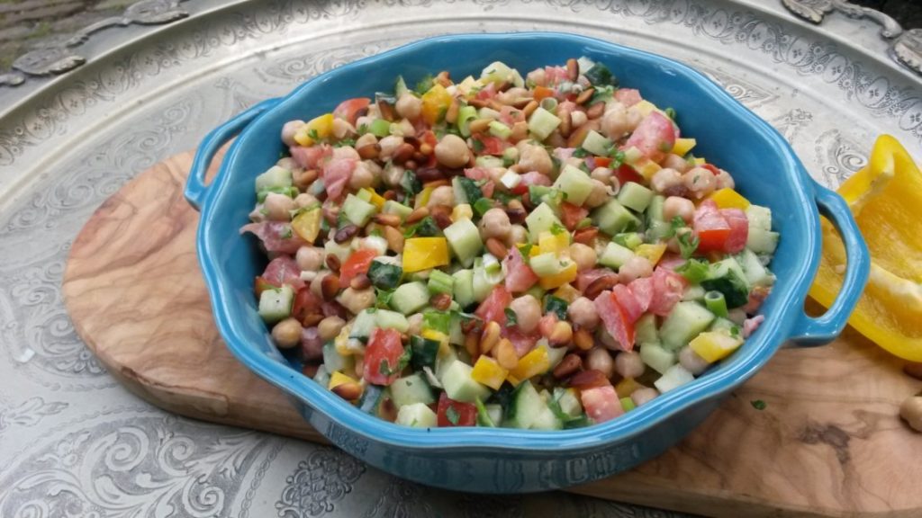 Libanese kikkererwtensalade met tahindressing en pijnboompitten