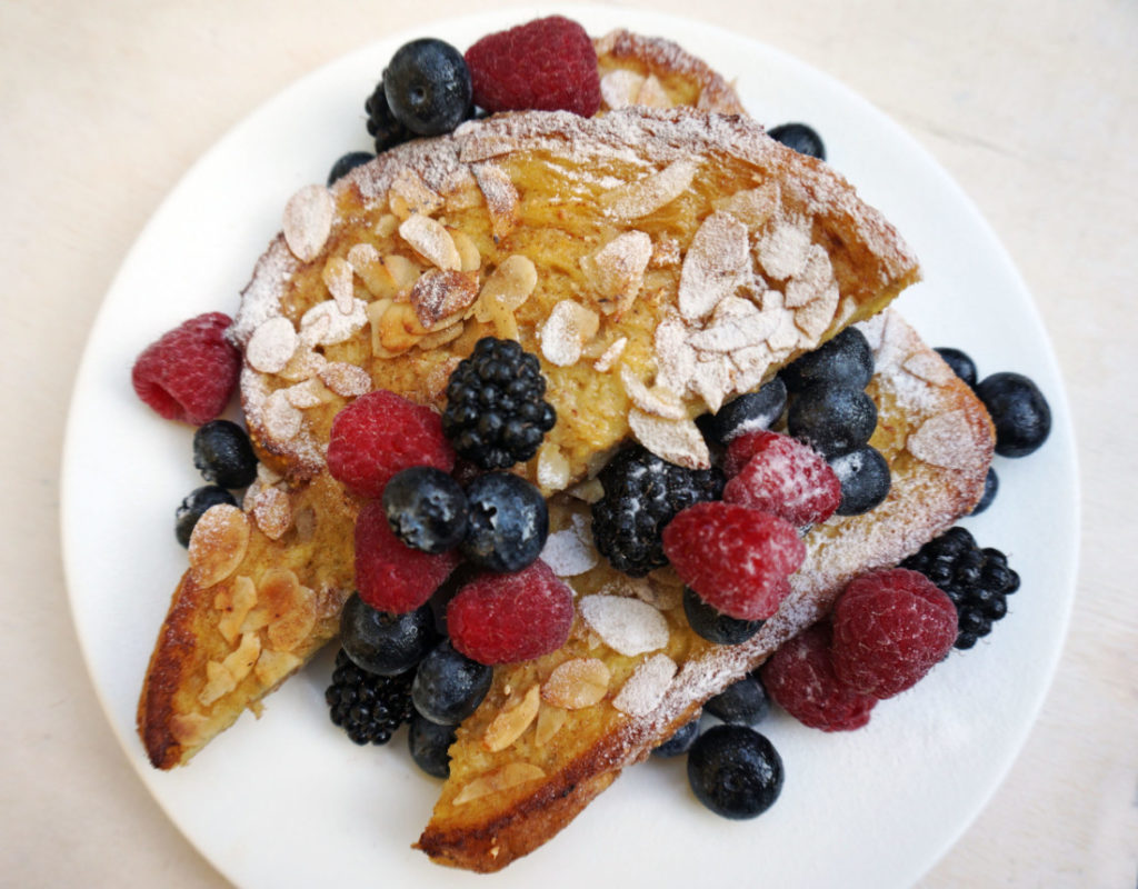 Wentelteefjes met knoflook, amandelen & fruit