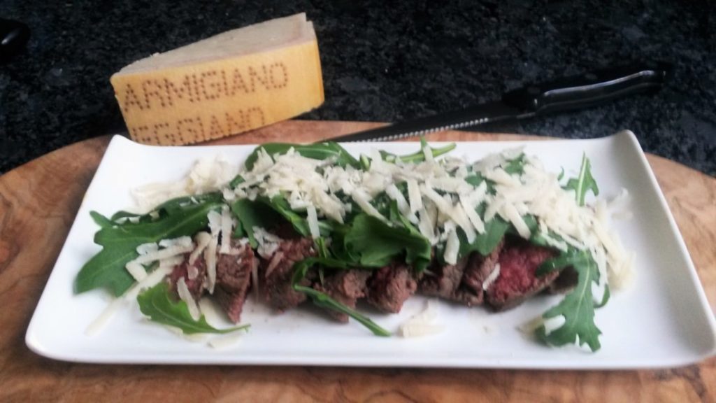 Biefstuk met rucola en Parmezaanse kaas