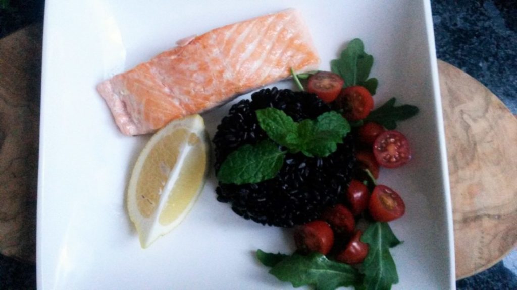 Riso venere con salmone Zwarte rijst met zalm