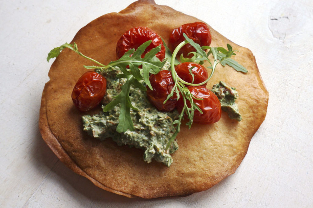Filocrackers met rucola-yoghurt en gekonfijte tomaatjes
