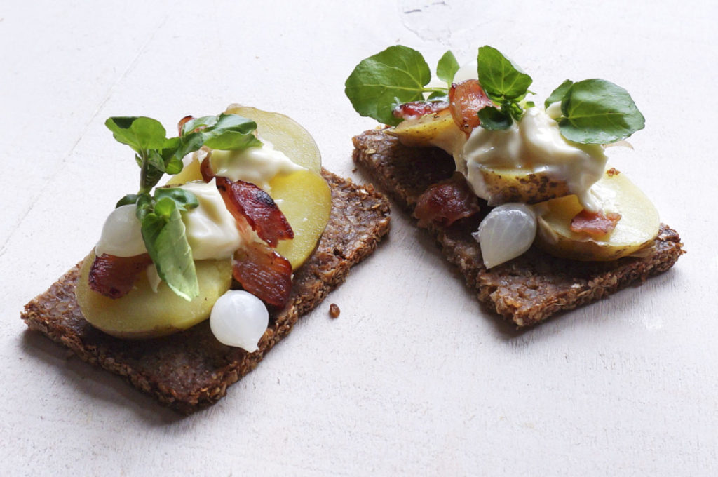 Smörebrød met aardappel, spekjes en mayo