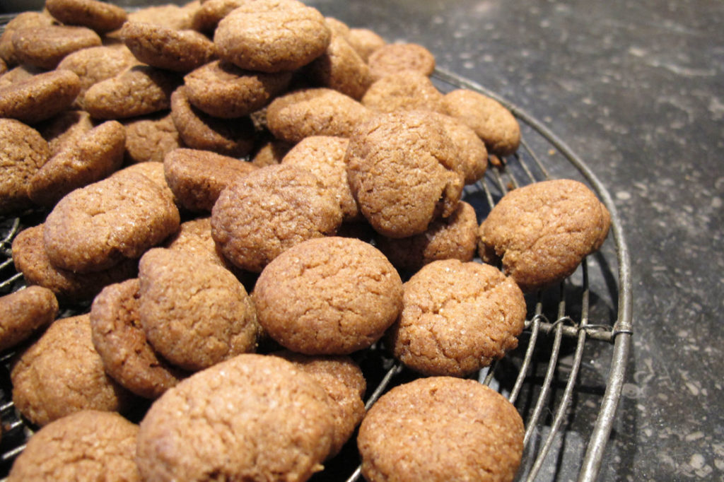 Samen met de kinderen kruidnootjes bakken
