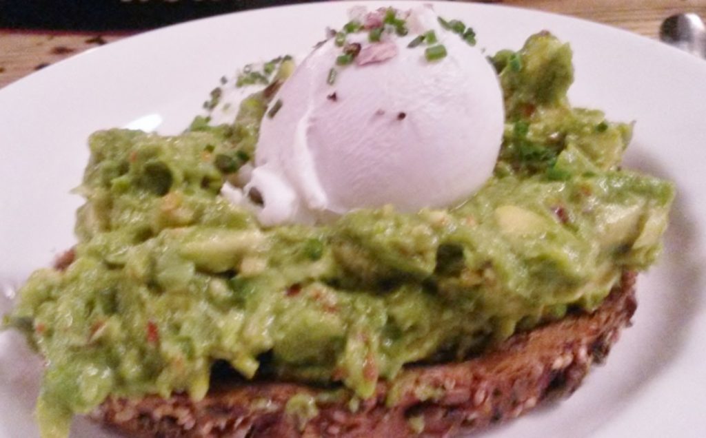 Toast met pittige avocado en gepocheerd ei