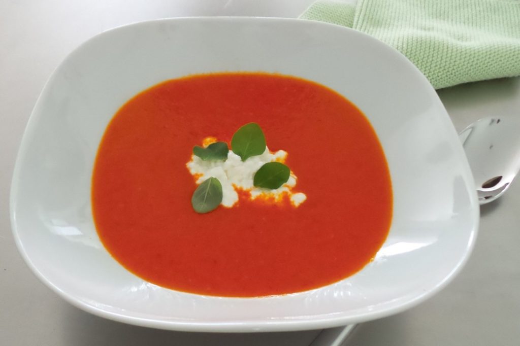 Paprikasoep met hüttenkäse