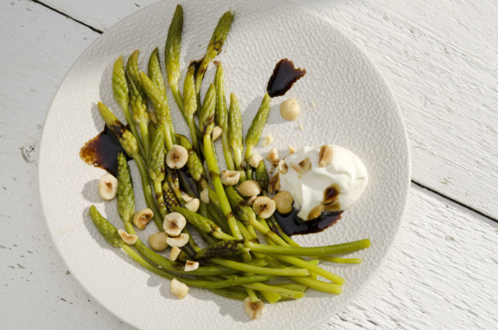 Korenaren met hazelnoten, granaatappelmelasse en labneh