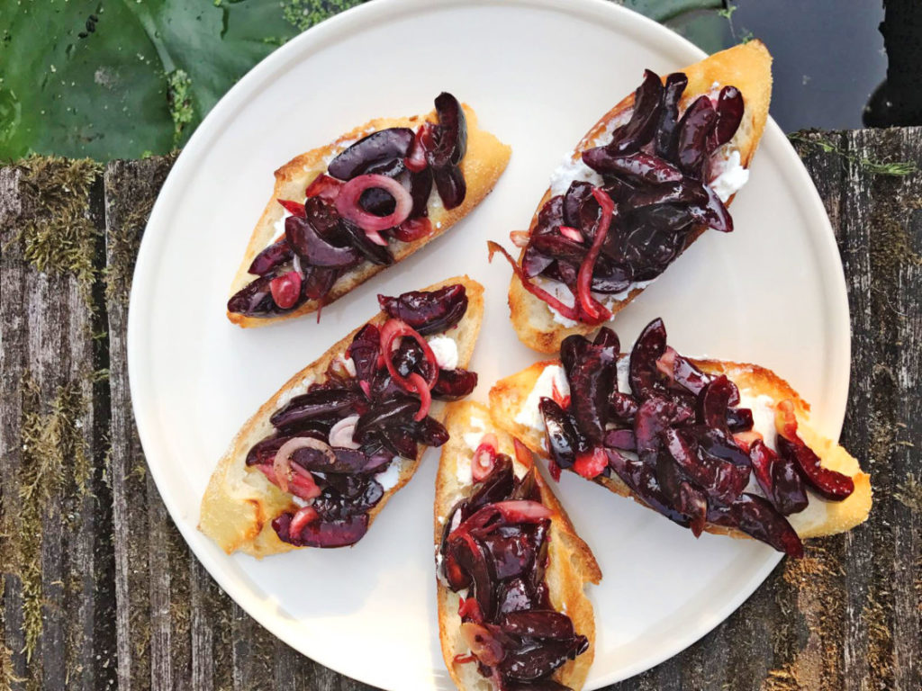 Het is kersentijd en vandaar deze Kersen Salsa met Ricotta