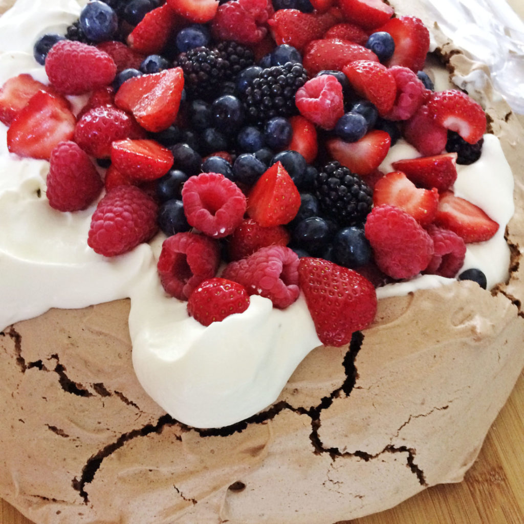 Chocolade Pavlova met slagroom en vers fruit