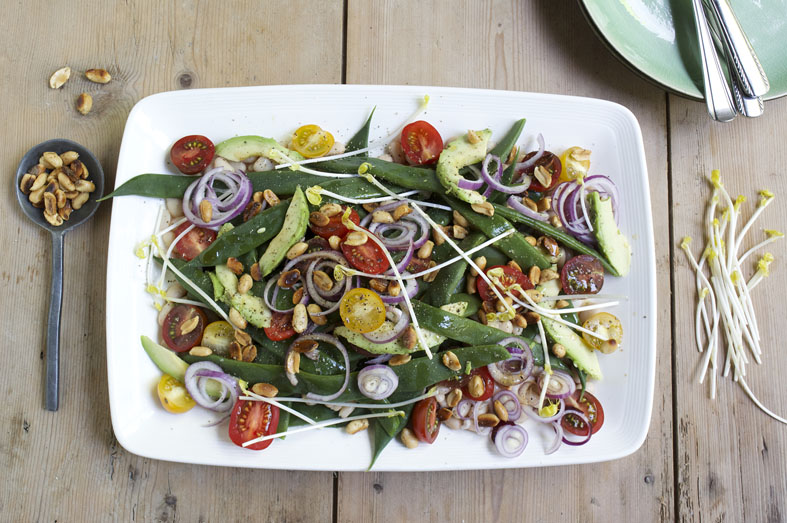 Bonensalade met avocado en kruidige pinda’s
