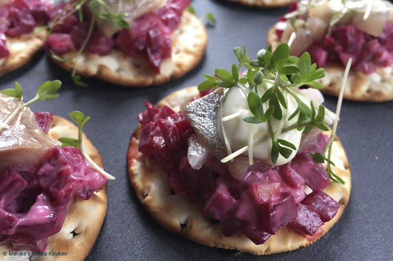 Haringhapje met pittige bietensalade
