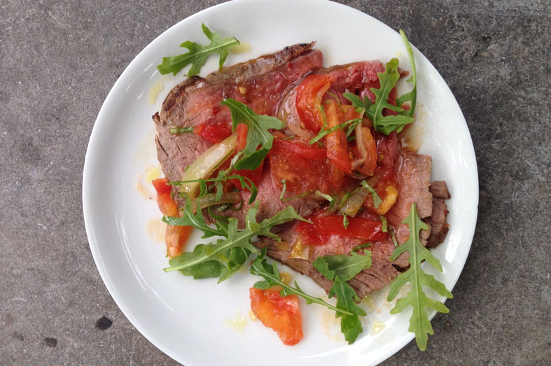 Koken op hout - Staartstuk met tomaten-uien relish