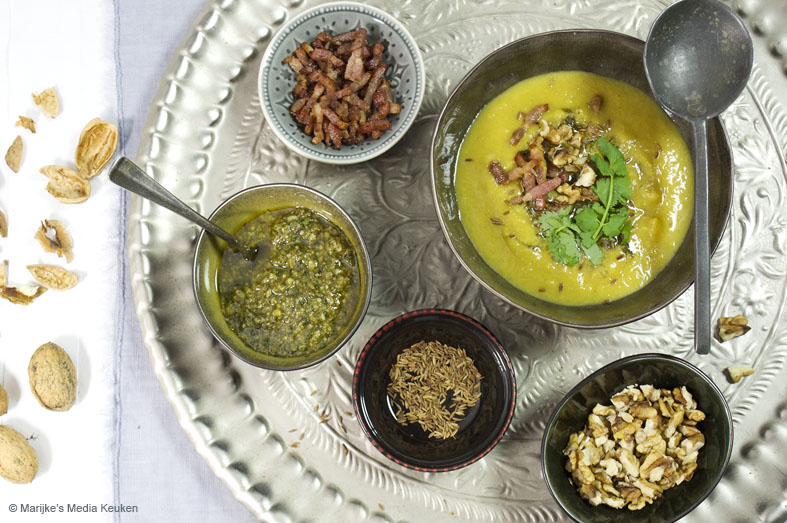 Bloemkoolsoep met walnoten-komijnpesto