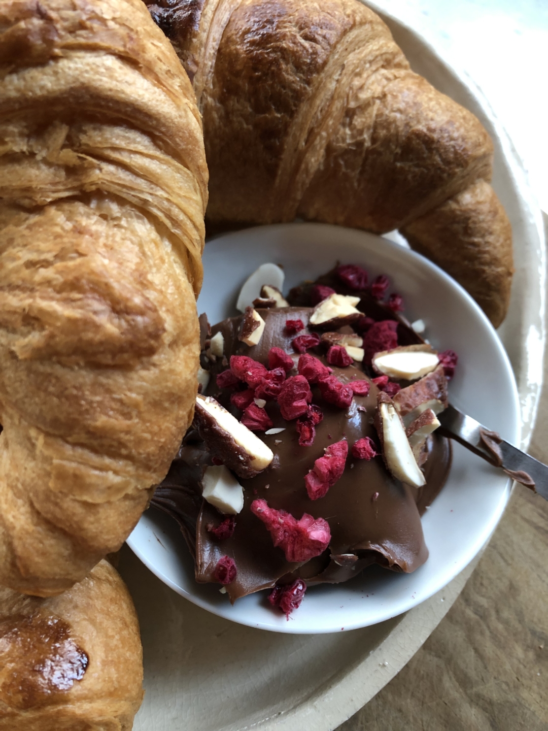 chocoladepasta met croissant