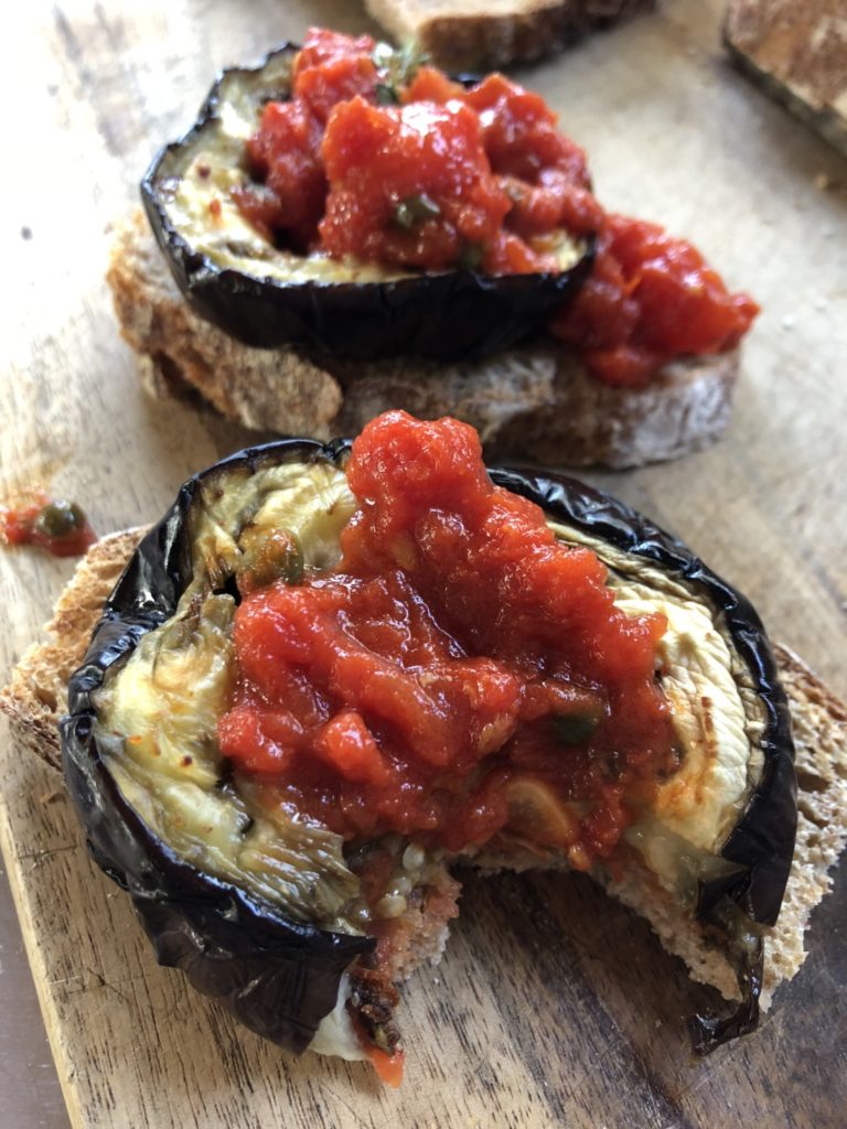Bruschetta met aubergine tournedos