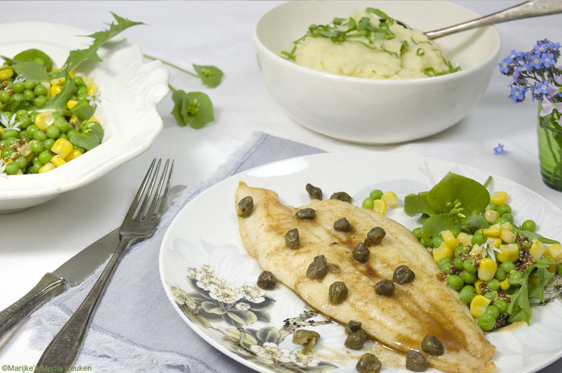Tongschar met kappertjes en een lentesalade