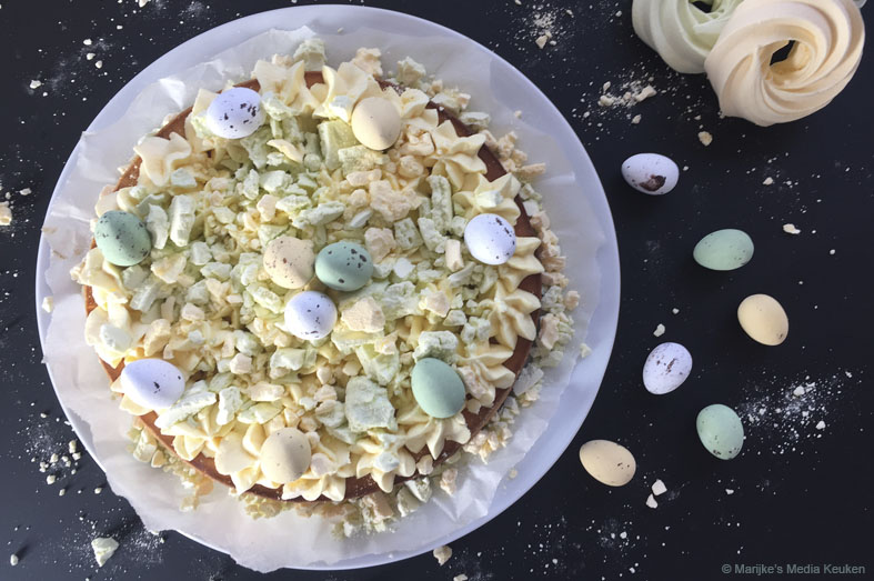 Cheesecake met advocaatroom en paaseitjes