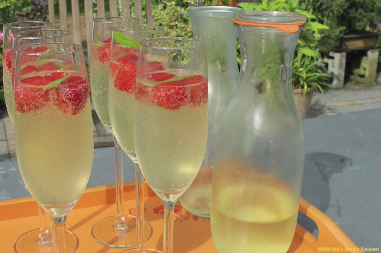 Hoe maak je Vlierbloesemchampagne