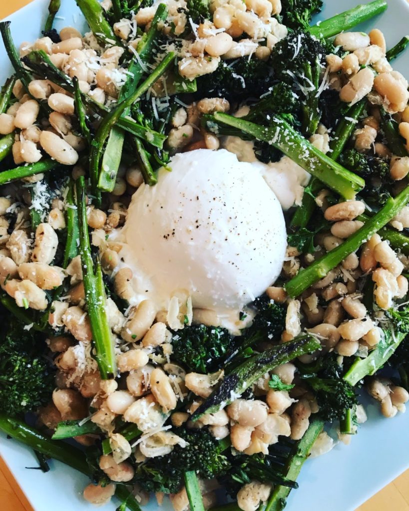 Salade van bimi, cannellinibonen en burrata