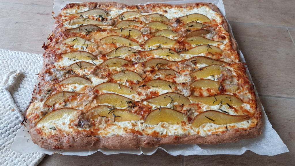 Witte perenpizza met roquefort