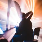 Een handige harpist aan het fornuis