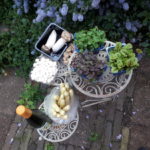 De vrije lente viert feest in tuin en aan tafel.