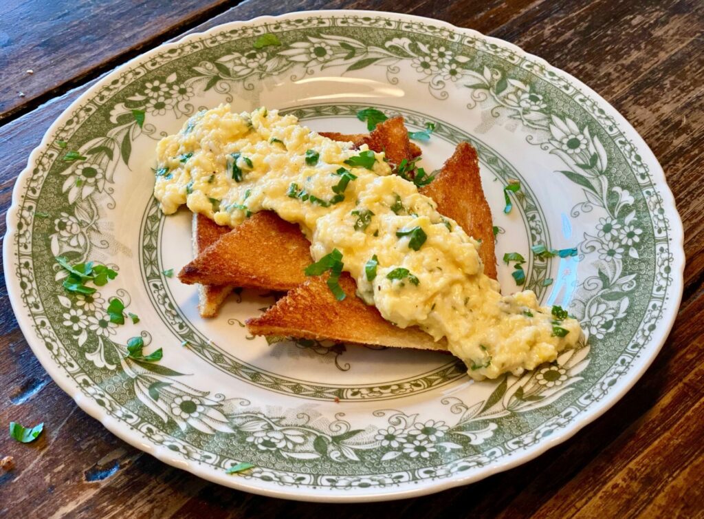 Scrambled eggs op gebakken brood
