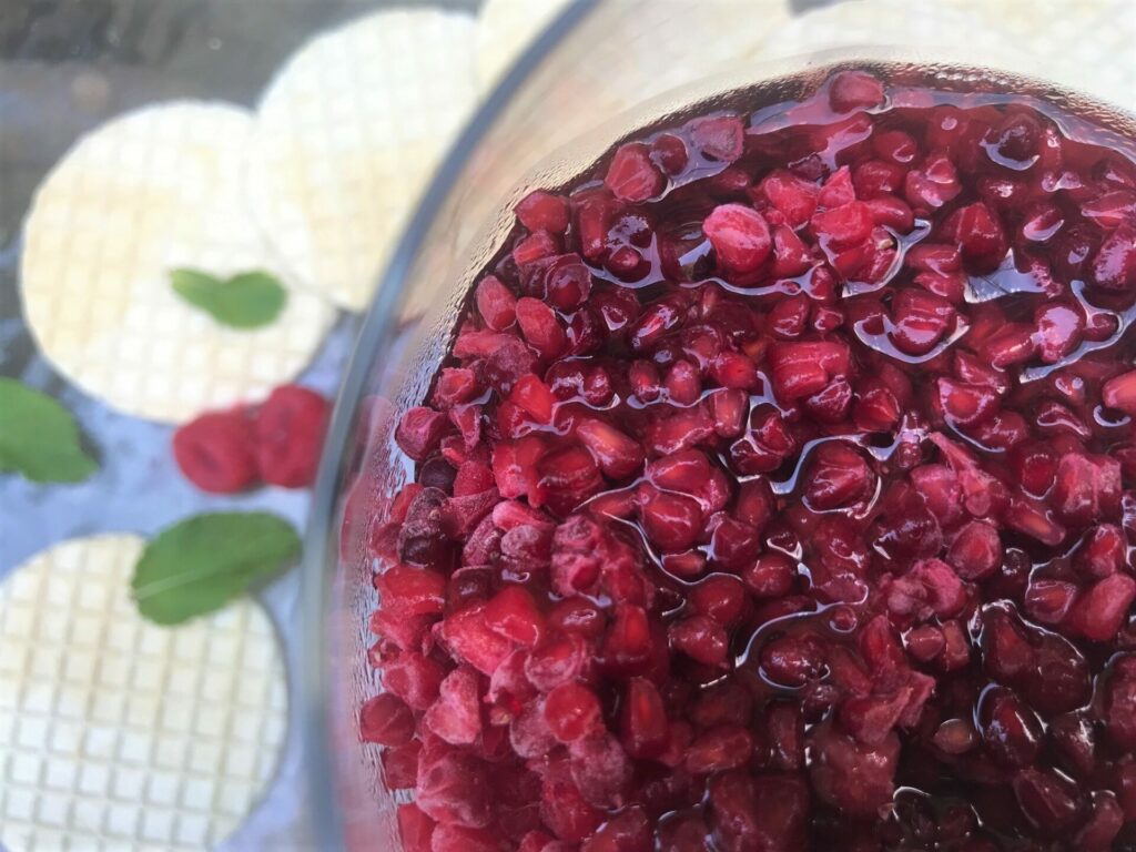 Frambozen-granito met vlierbloesemsiroop