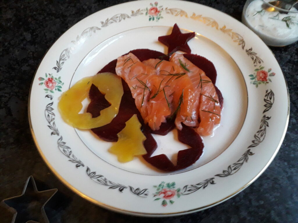 Bietensalade met gerookte zalm en dille