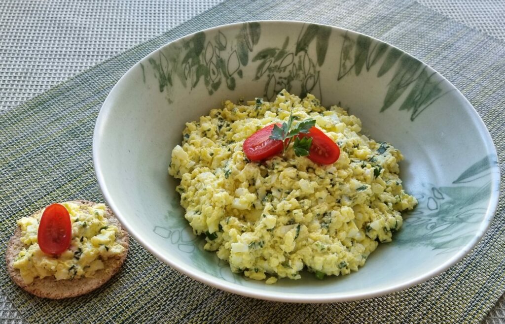 Kruidige eiersalade voor paasontbijt of brunch