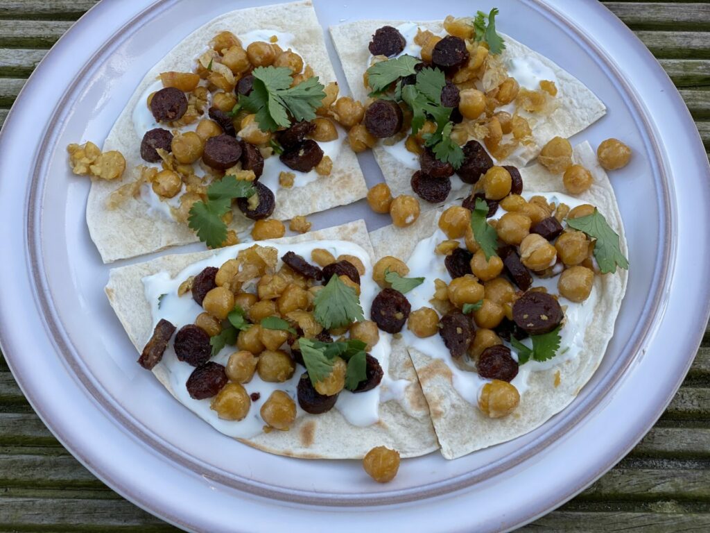 Tostadas met chorizo en kikkererwten