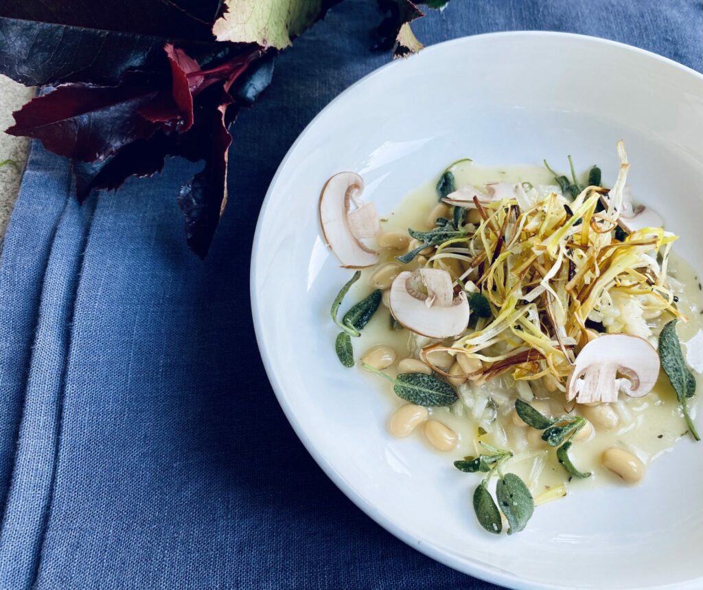 Prei-risotto met sojaboontjes, salie en geschaafde champignons