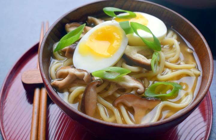 Easy miso-ramen soep met lente ui en shiitake