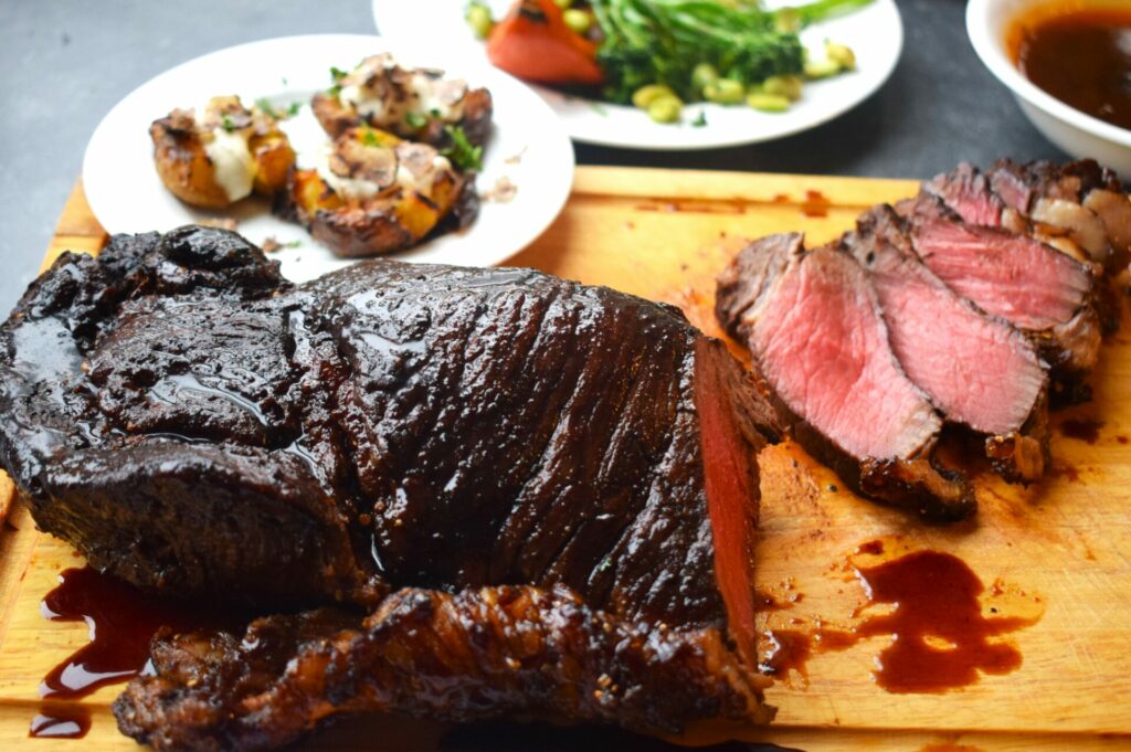Roast ribeye met teriyaki-jus & crispy smashed potatoes met verse truffelcrème, pompoen, edamame en bimi